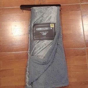 Crushed/shiny throw blanket